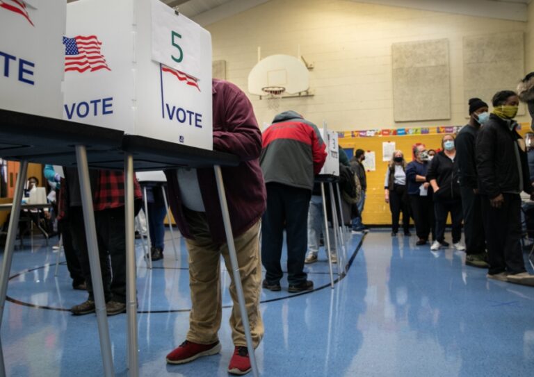 La Paradoja del Voto: Latinos y la Búsqueda de Participación Anticipada en EE. UU.