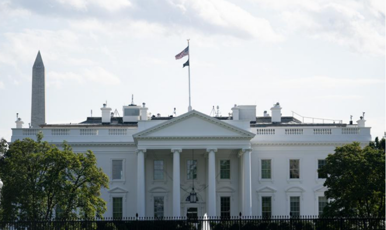 La Casa Blanca planea reducir el número de empleados federales mediante una oferta de compensación por renuncia.