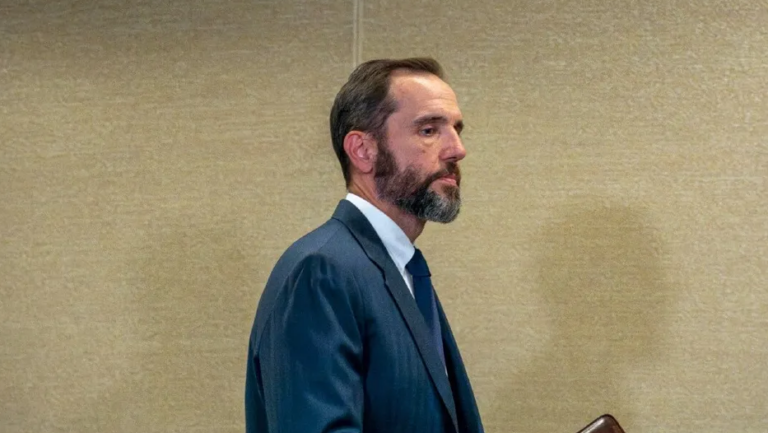 𝗥𝗲𝗻𝘂𝗻𝗰𝗶𝗮 𝗱𝗲𝗹 𝗳𝗶𝘀𝗰𝗮𝗹 𝗲𝘀𝗽𝗲𝗰𝗶𝗮𝗹 𝗝𝗮𝗰𝗸 𝗦𝗺𝗶𝘁𝗵 𝗺𝗮𝗿𝗰𝗮 𝗲𝗹 𝗰𝗼𝗹𝗮𝗽𝘀𝗼 𝗱𝗲 𝗹𝗼𝘀 𝗰𝗮𝘀𝗼𝘀 𝗽𝗲𝗻𝗮𝗹𝗲𝘀 𝗰𝗼𝗻𝘁𝗿𝗮 𝗧𝗿𝘂𝗺𝗽