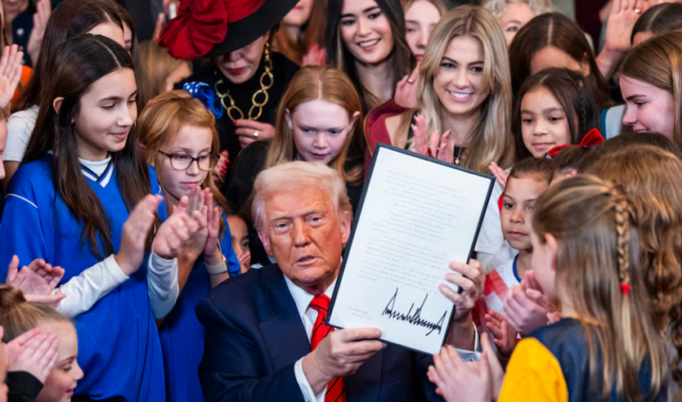 𝗧𝗿𝘂𝗺𝗽 𝗯𝘂𝘀𝗰𝗮 𝗽𝗿𝗼𝗵𝗶𝗯𝗶𝗿 𝗮𝘁𝗹𝗲𝘁𝗮𝘀 𝘁𝗿𝗮𝗻𝘀 𝗲𝗻 𝗹𝗼𝘀 𝗝𝘂𝗲𝗴𝗼𝘀 𝗢𝗹𝗶́𝗺𝗽𝗶𝗰𝗼𝘀