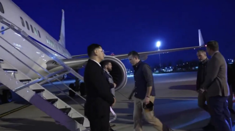 El Secretario de Defensa de EE. UU. visita la frontera con México para supervisar operaciones