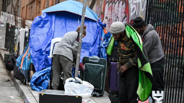 Bajo el Mismo Cielo: Trump Amenaza con Gaza Mientras las Calles de EE.UU. Se Pueblan de Desamparados