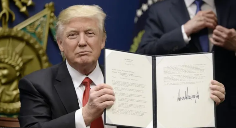Trump firma orden ejecutiva para eliminar beneficios federales a inmigrantes indocumentados
