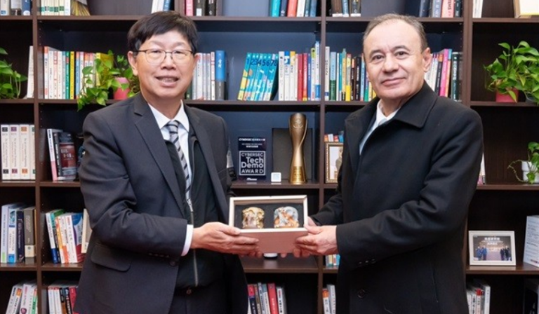 Foxconn y Sonora firman acuerdo para desarrollar ciudades inteligentes en México