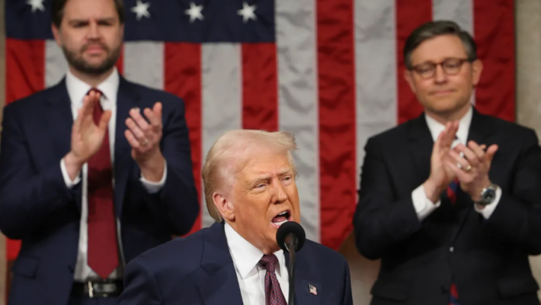 Trump enfoca su discurso en la frontera y deportaciones, mientras critica a Biden y anuncia recortes gubernamentales