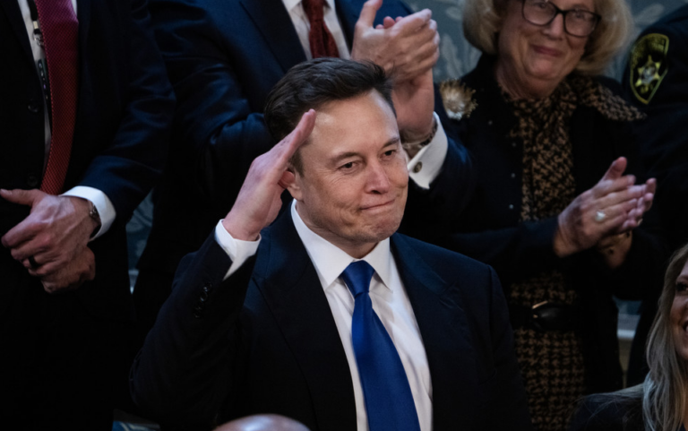 Elon Musk Acusa Ola de Ataques Contra Tesla de Ser ‘Terrorismo Interno’ por Recortes Gubernamentales