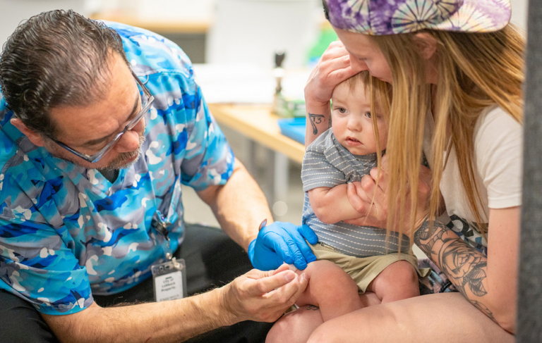 México lanza operativo de vacunación ante brote de sarampión en Texas