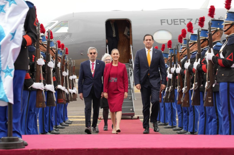 Claudia Sheinbaum llega a Honduras para participar en la IX Cumbre de la Celac