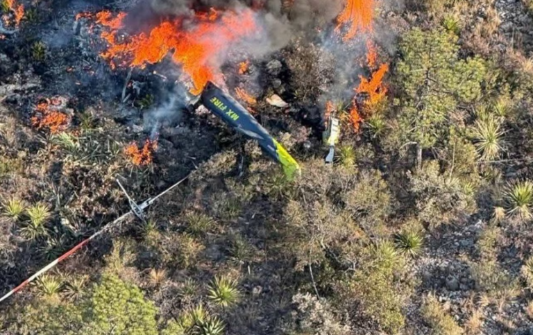Helicóptero se estrella en Coahuila mientras combatía incendios forestales