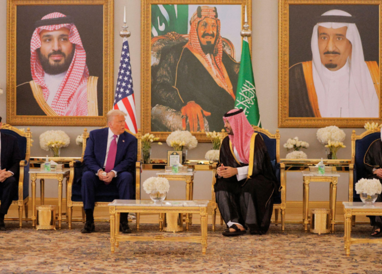 EE.UU. y Arabia Saudita Sellan Mega-Acuerdo de $600,000 Millones en Defensa y Economía.