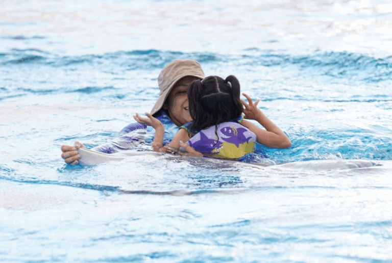 Sonora lanza terapia con delfines gratuita para niños con discapacidad