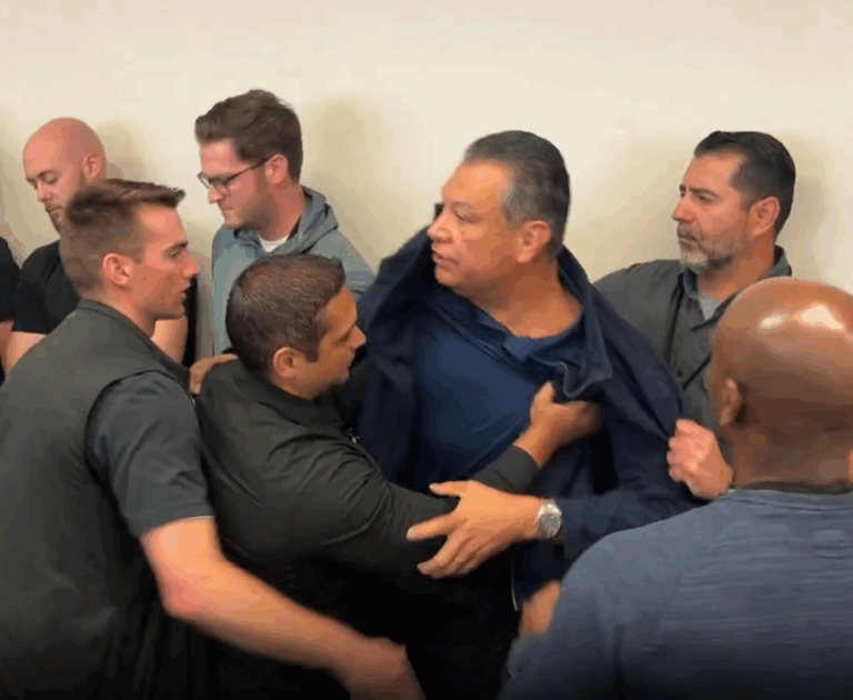 Trump amenaza la democracia: Senador Padilla arrestado violentamente al cuestionar acciones del gobierno