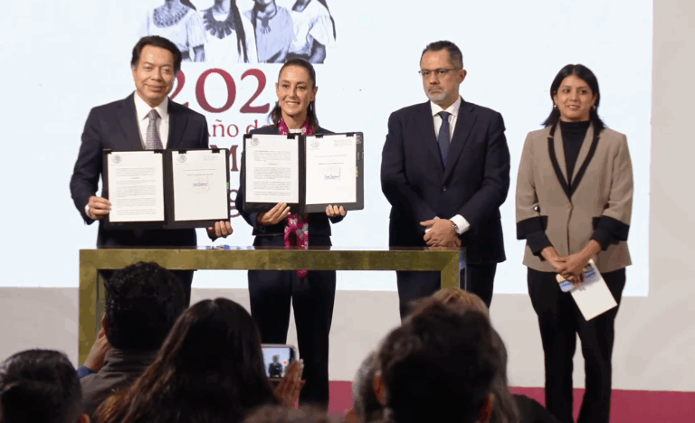 Sheinbaum firma históricos decretos para dignificar labor docente en México