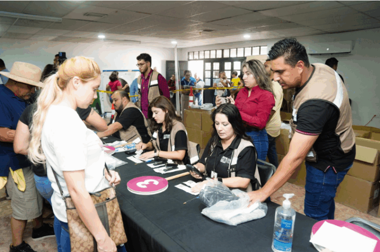 Gobernador Alfonso Durazo impulsa educación en Sonora con uniformes gratuitos y tecnología docente