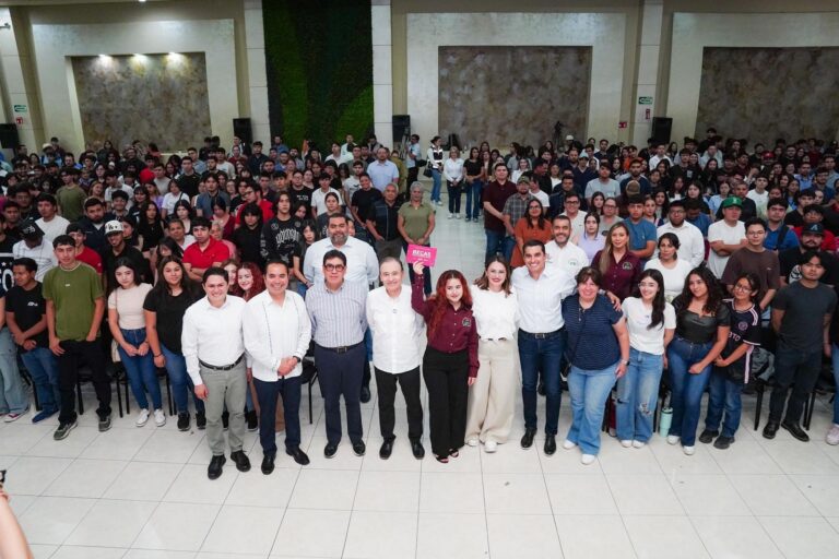 Gobernador Durazo entrega becas a mil estudiantes y reactiva carretera en Nogales