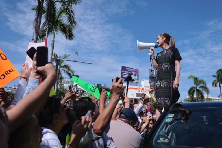 Sheinbaum inicia operaciones del Marinabús en Acapulco entre muestras de cariño popular