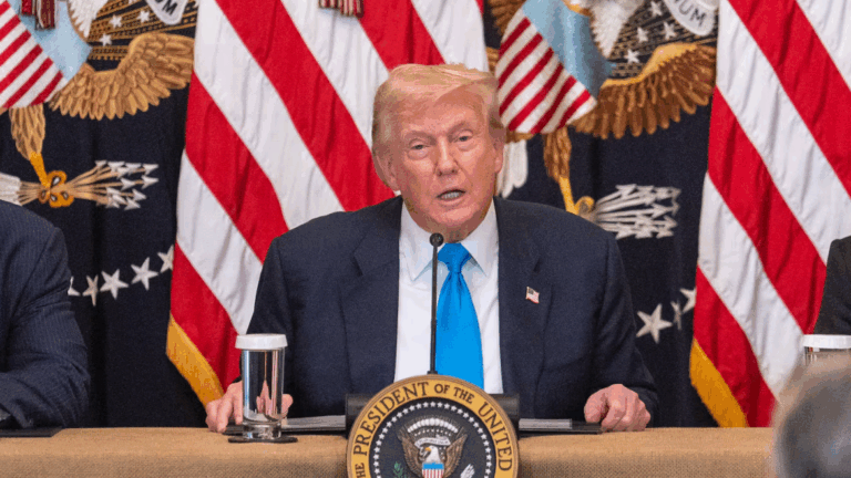 Trump asegura tener control total sobre las fronteras de México y Canadá