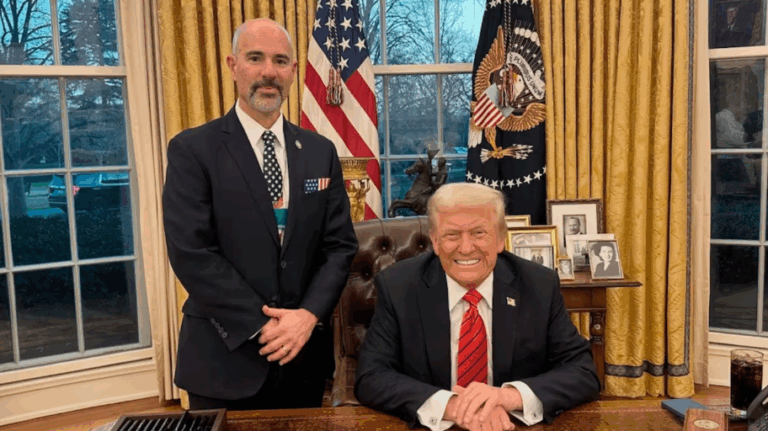 Director de la DEA Amenaza con Apoyar Bombardeos en México si Trump lo Ordena