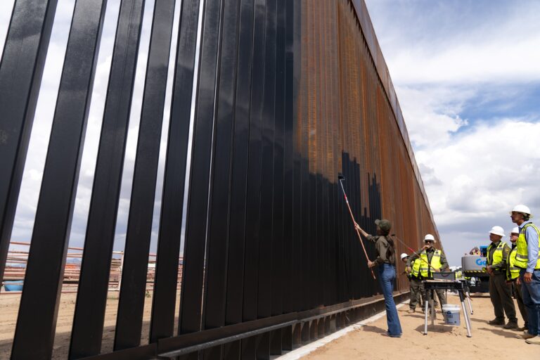 Trump Ordena Pintar el Muro Fronterizo de Negro para Quemar a los Migrantes que Intenten Cruzar