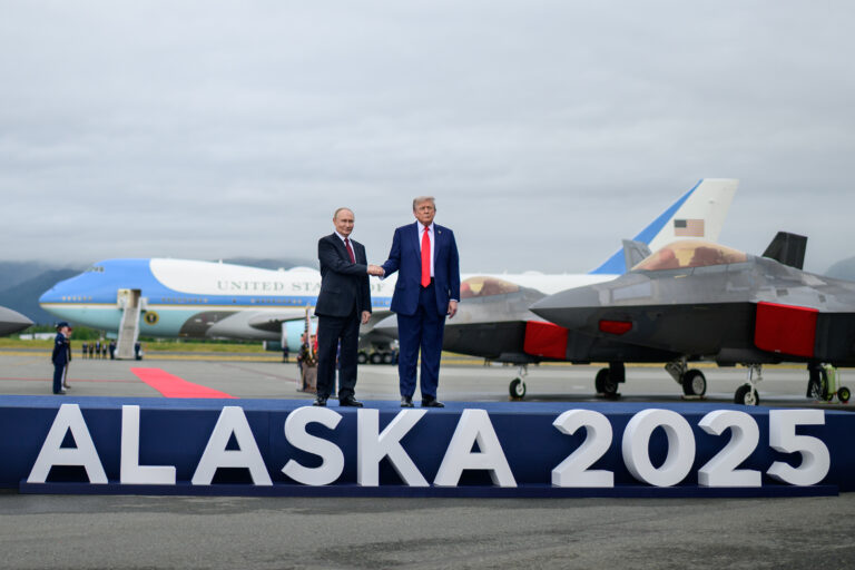 Putin y Trump se reúnen en Alaska para negociar fin de conflicto ucraniano