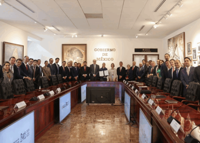 Gobierno y Gasolineros Renuevan Acuerdo para Congelar el Precio de la Gasolina