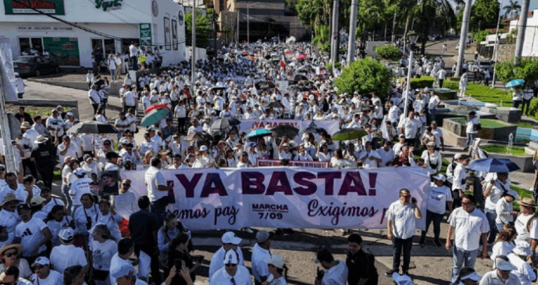 Miles Marchan por la Paz en Culiacán Tras Ola de Violencia del Cártel de Sinaloa