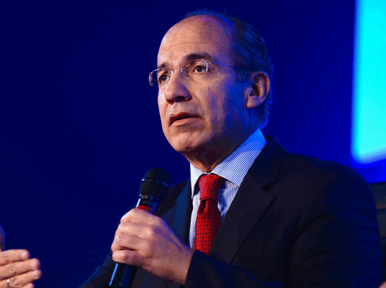 Felipe Calderón provoca escándalo al sugerir intervención de EE.UU. en asuntos judiciales de México.