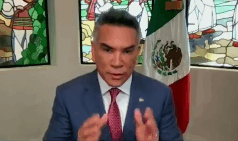 Alejandro Moreno Tilda al Gobierno de “Narcodictadura” en Medio Estadounidense y Desata Críticas por Antipatriotismo