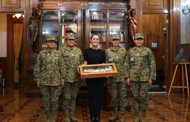 Mujeres militares forjan con hilos de oro la Banda Presidencial de Sheinbaum.