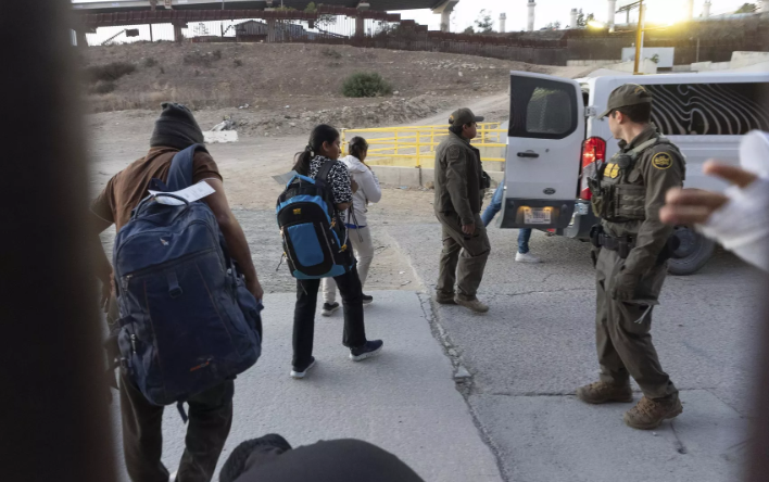 Deportados tras una década: La desgarradora realidad de los migrantes con raíces en EEUU