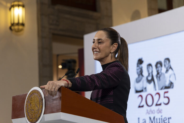 Sheinbaum se mantiene firme: carga aérea se queda en el AIFA