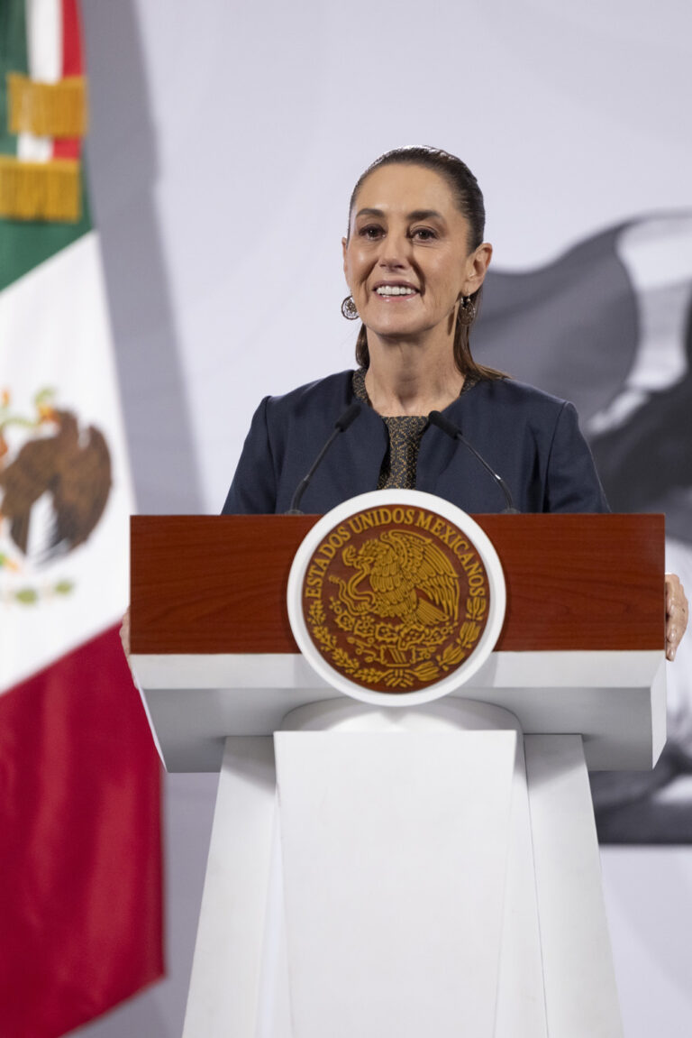 Reforma se disculpa con Sheinbaum tras revictimizarla con fotos del acoso