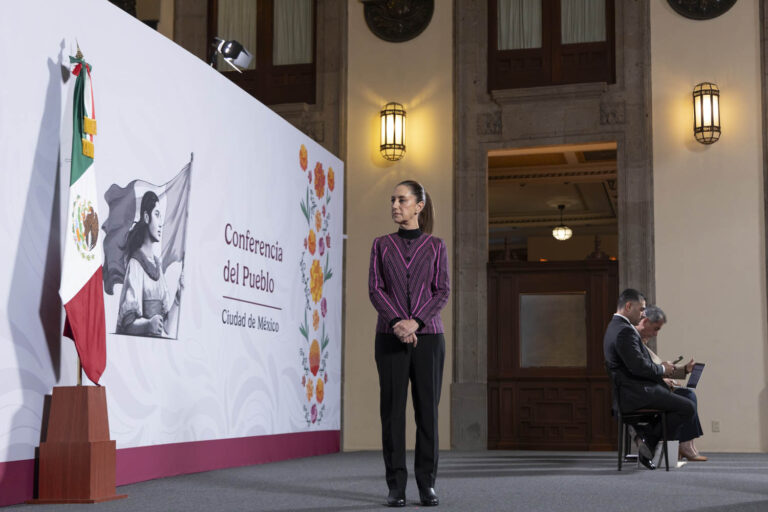 Sheinbaum Cuestiona “Coincidencia” entre Protesta de CNTE y Marcha de “Generación Z” en Palacio Nacional