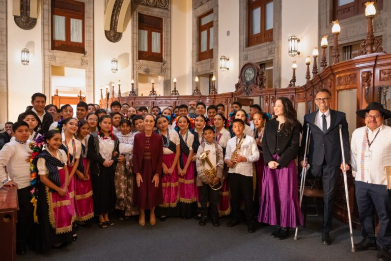 Voces indígenas toman el Zócalo: niñas y niños celebran lenguas y arte en la Fiesta de Culturas Comunitarias