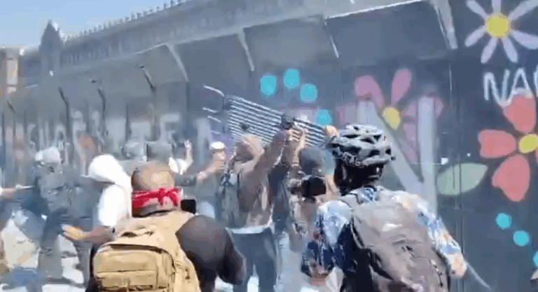 Encapuchados Desatan Caos: Enfrentamientos y Vallas Derribadas Frente a Palacio Nacional