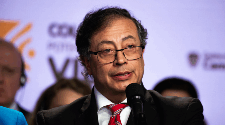 Petro Desafia a Trump: Publicará su Vida Financiera Tras Inclusión en Lista Clinton y Acelera Independencia Armamentística