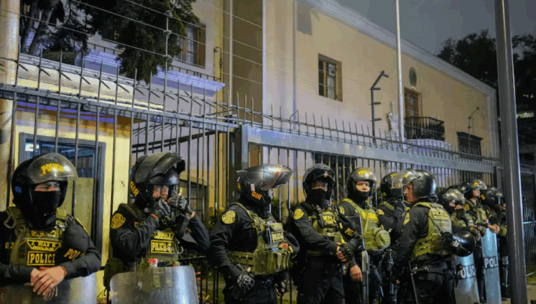 Presidente Peruano Amenaza con Violar Embajada Mexicana para Capturar a Asilada Política