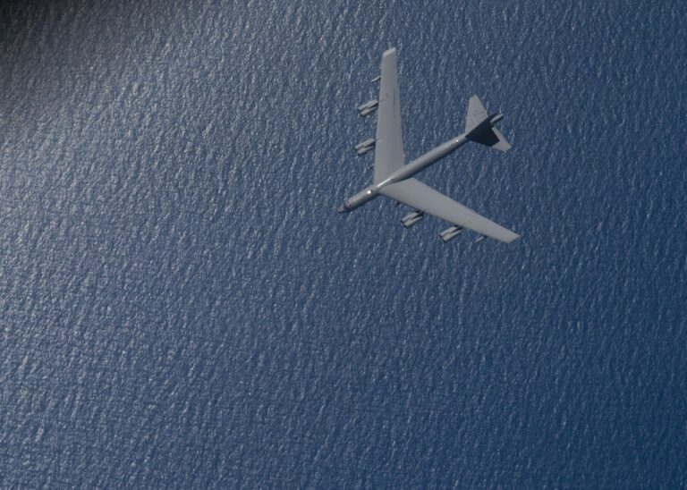 Estados Unidos Intensifica su Poder Militar en el Caribe con Bombarderos y Portaaviones.