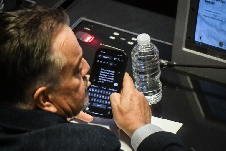 Senador del PAN Exhibido por Usar ChatGPT para Redactar su Discurso Contra Morena.