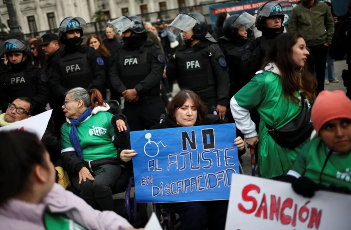 Ajuste de Milei Golpea Terapias y Pensiones de Personas con Discapacidad en Argentina