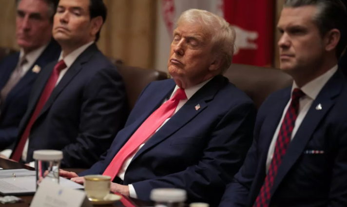 Trump Aparece Luchando Contra el Sueño en Larga Reunión de Gabinete en la Casa Blanca