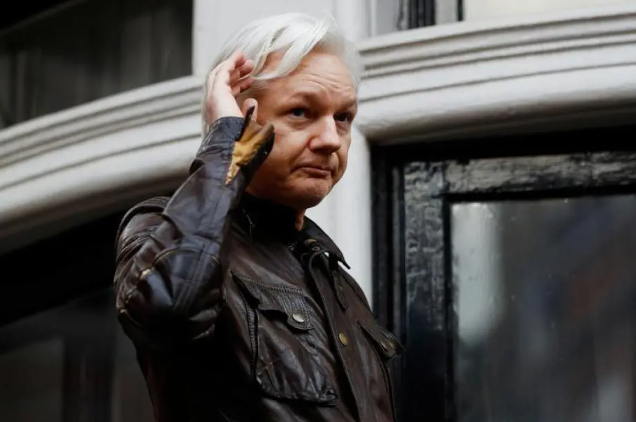 Assange denuncia al Nobel de la Paz por “financiar crímenes de guerra” al premiar a Machado