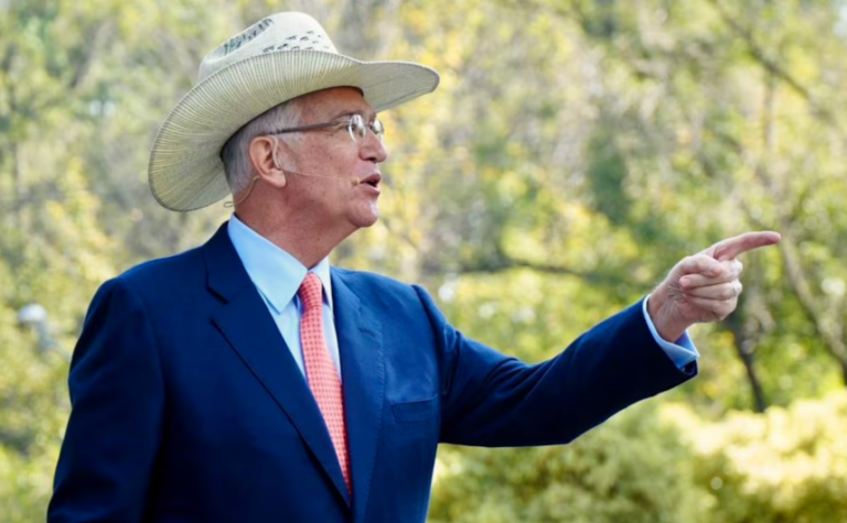 SAT exigirá 51 mil millones a Salinas Pliego en enero de 2026