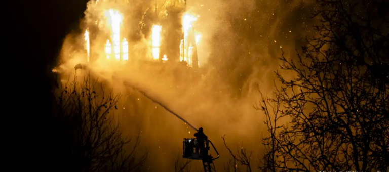Inferno en Ámsterdam: iglesia histórica arrasada en Nochevieja violenta