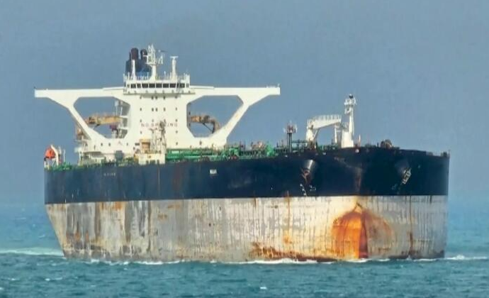 Petroleros venezolanos zarpam en modo oscuro tras captura de Maduro