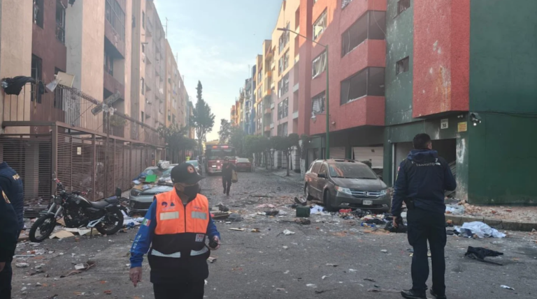 Explosión por fuga de gas deja edificio destrozado y 2,500 personas evacuadas en CDMX