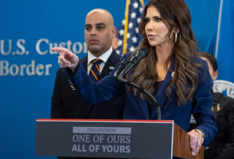 EE.UU. envía cientos de agentes federales a Minnesota tras protestas por muerte de ciudadana