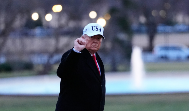 Trump desafía a Irán en medio de protestas y amenaza con intervención militar