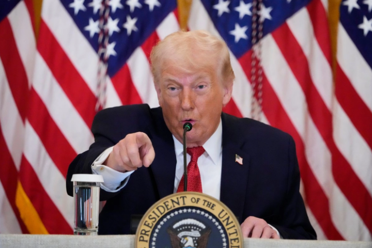 Trump amenaza con aranceles para forzar la compra de Groenlandia