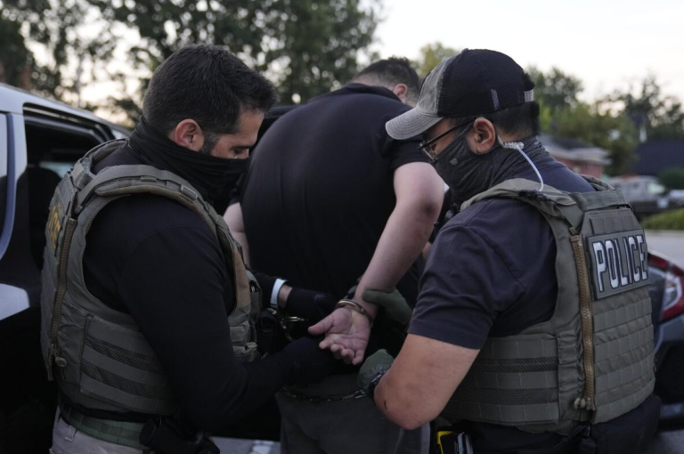 La Mayoría de los Estadounidenses Condena a ICE: 61% Cree que sus Tácticas han Ido “Demasiado Lejos”